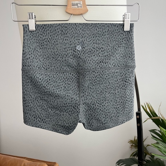 Lululemon Boogie Short *Roll Down - Picture 3 of 5